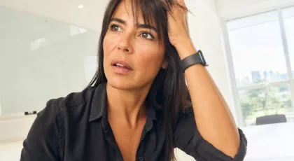 Professionnelle consultant des données IA lors d'une réunion stratégique