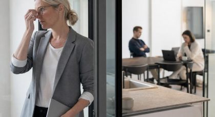Femme professionnelle stressée dans un bureau moderne