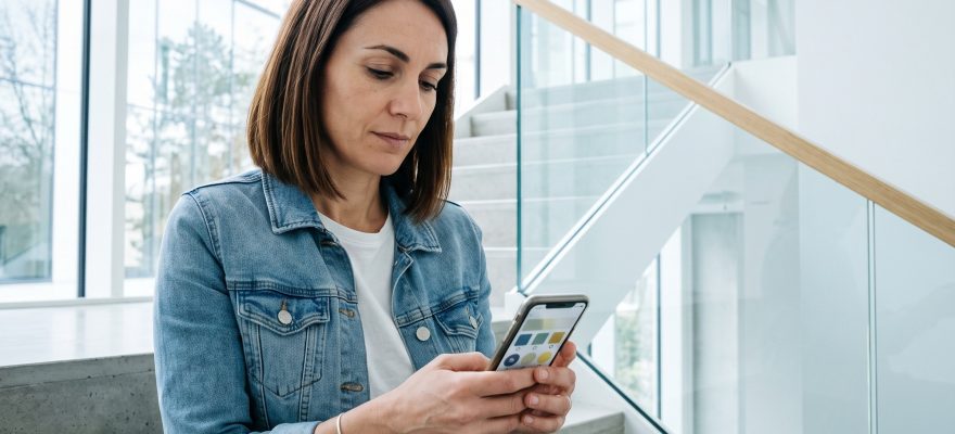 Femme consultant une application colorée sur son smartphone
